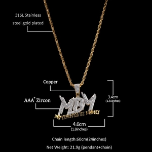 Detail van hiphop MBM-hanger met AAA+ zirkoniasteentjes aan gouden gedraaide ketting
