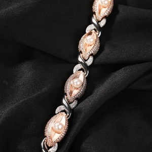 Macro-opname van een luxe ketting met roségouden schakels, parels en zirkonia accenten