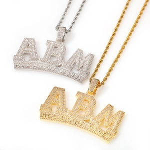 Macro detail van de iced-out ABM hanger met micro-pave zirkonen en gedraaide touwketting