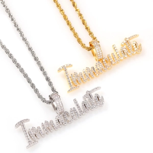 Gedetailleerde macro-opname van gouden en zilveren Immaculate hiphop-hangers met zirkonia