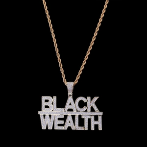Macro-opname van de hiphop hanger met 'BLACK WEALTH' tekst en gezette zirkonia in goud