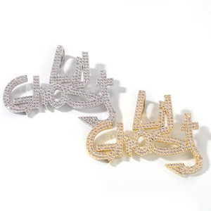 Macro-opname van gouden en zilveren Ghost hip-hop hangers met glanzende zirkonia inleg