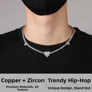 Macro-opname van zilveren tennisketting met drie hartvormige hangers op het model