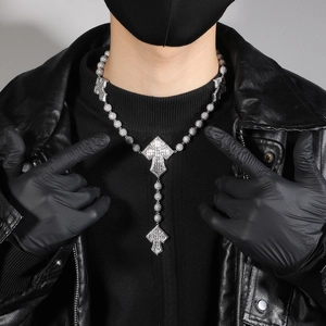 Detail der Hip-Hop-Kreuzkette mit Zirkonia-Steinen und polierter silberner Perlenkette