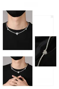 Detail van zilveren hart tennis ketting met sprankelende zirkonia op zwarte zijde