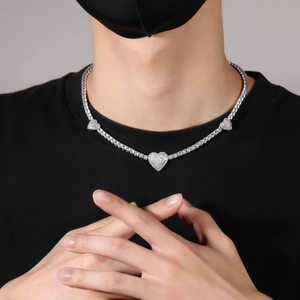 Zirkonia hart hanger tennis ketting in zilveren afwerking gedragen door een model op zwart