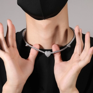 Detailopname van de zirkoon hart-tennisketting gedragen om de nek in zilverkleur