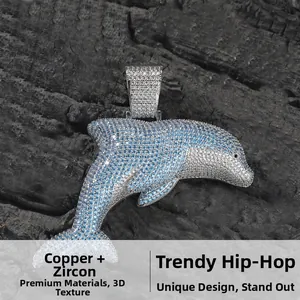 Makroaufnahme von Hip-Hop-Delfin-Anhänger aus Kupfer mit blauen Zirkonia-Steinen