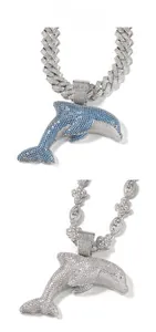 Detail eines Hip-Hop Delfin-Anhängers mit 5A Zirkonia an Kuba- und Blumenketten