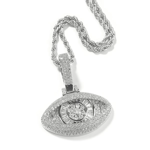 Détail du pendentif œil maléfique hip hop serti de zircone sur une chaîne corde