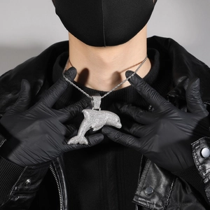 Detail eines Hip-Hop Delfin-Anhängers mit 5A-Zirkonia an einer Seilkette
