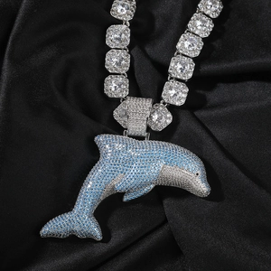 Nahaufnahme der Hip-Hop-Delfin-Halskette mit blauen und weißen 5A-Zirkonia