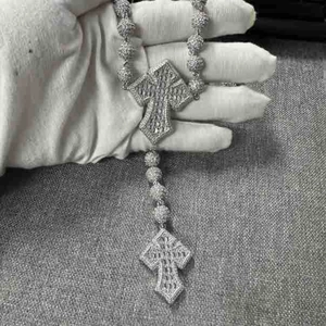 Detailansicht des Hip-Hop-Silberkreuzanhängers mit Zirkonia-Pflasterung im Detail