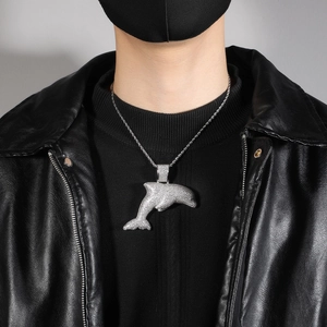 Hip-Hop Delfin-Anhänger-Halskette mit 5A Zirkonia und Kordelkette am männlichen Model