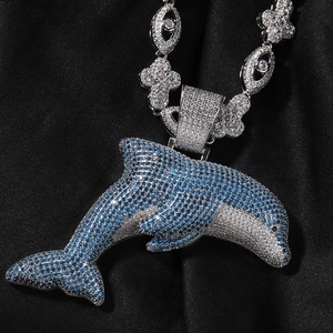 Makroaufnahme des Delfin-Anhängers mit Zirkoniasteinen und Kleeblattkette