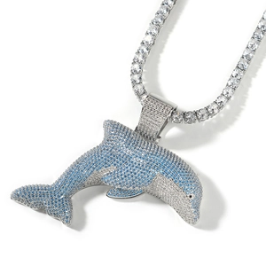 Detail eines Hip-Hop Delfin-Anhängers mit Zirkoniasteinen an einer Tennis-Kette