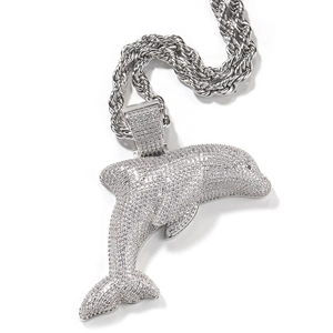 Detailaufnahme der vereisten Delfin-Halskette in Silber mit glitzernden 5A Zirkoniasteinen