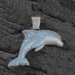 Detailansicht des Delphin-Anhängers mit mikrogefassten blauen und weißen Zirkonia-Steinen