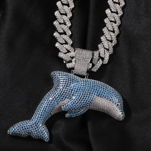 Detail des Delphin-Anhängers mit blauem und weißem Zirkonia an dicker Kuba-Kette