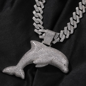 Detail der Hip-Hop-Delfin-Halskette mit weißen Zirkonia auf einer Panzerkette