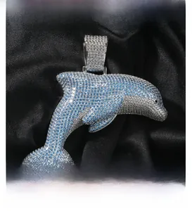 Makroaufnahme von Delfin-Anhänger mit blauen und weißen Zirkoniasteinen auf schwarzer Seide