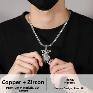Détail macro du collier pendentif TRAP glacé en cuivre avec des pierres en zircone