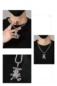 Détail du pendentif hip-hop argenté TRAP running money man serti de zircons brillants