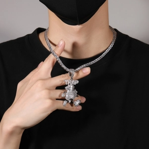 Détail de la chaîne tennis hip hop et du pendentif personnage TRAP serti de diamants