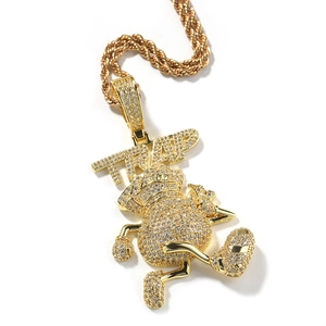 Vue détaillée du pendentif TRAP bonhomme d'argent doré avec zircons étincelants