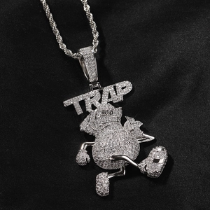 Vue macro du pendentif trap hip-hop en argent avec cristaux sur soie noire élégante
