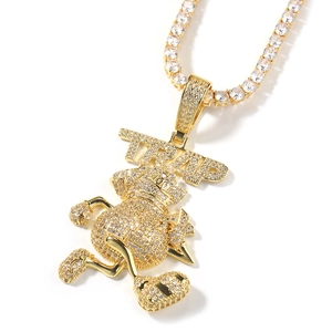 Détail du pendentif TRAP plaqué or avec pierres CZ et collier tennis en cristal