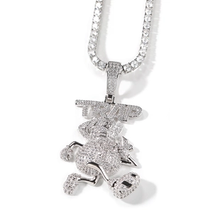 Détail d'un pendentif hip hop avec lettrage TRAP et sac d'argent orné de zircons