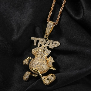 Gros plan du pendentif TRAP hip-hop serti de zircons et sa chaîne en or plaqué