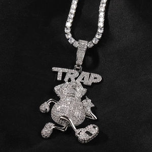 Détail du collier hip hop avec pendentif TRAP et personnage de sac d'argent serti