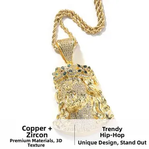 Détail du pendentif tête de Jésus plaqué or avec zircons cubiques sur une chaîne torsadée
