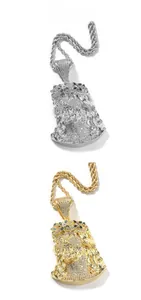 Détail du pendentif Jésus hip hop avec zircons et chaîne en or style torsadé