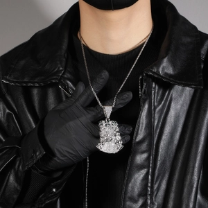Détail du pendentif Jésus en argent avec zircons blancs et yeux verts sur chaîne corde