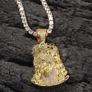 Gros plan du pendentif Jésus en or avec zircons et sa chaîne tennis brillante assortie