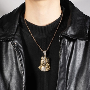 Détail du pendentif Jésus hip hop glacé avec chaîne en corde dorée sur un mannequin