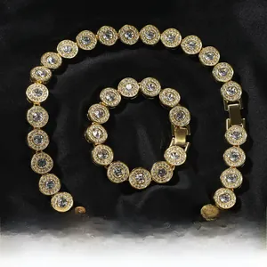 Detail eines Hip-Hop-Schmucksets mit Goldlegierung und Pavé-Kristall-Strasssteinen