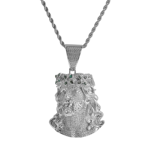 Détail du pendentif Jésus hip hop argenté avec pierres vertes et chaîne corde