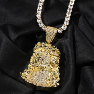 Détail d'un pendentif tête de Jésus en or serti de zircons sur soie noire
