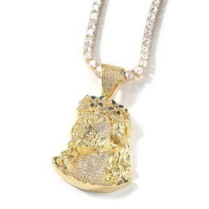 Détail du pendentif Jésus hip hop avec pierres vertes et zircons blancs sur chaîne dorée