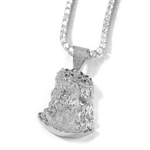 Détail du pendentif tête de Jésus serti de zircons cubiques sur une chaîne argentée hip-hop