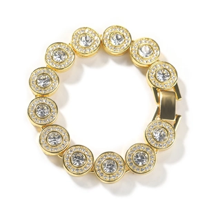 Detailansicht der Hip-Hop-Goldkette mit mikroverzierten, funkelnden Zirkonia-Steinen