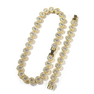 Detail der Hip-Hop-Tennis-Halskette in Gold mit runden Zirkonia-Steinen und Faltverschluss