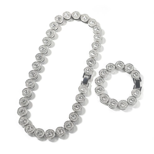 Detaillierte Makroansicht von Hip-Hop-Silberkette und Armband mit runden CZ-Kristallen
