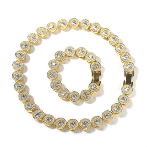 Detail von Hip-Hop-Goldhalskette und Armband-Set mit runden Pavé-Diamanten