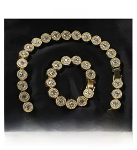 Detaillierte Nahaufnahme der vergoldeten Hip Hop Kette und des Armbands mit Diamanten