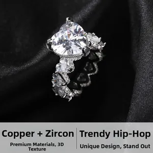 Macro d'une bague coeur en zircon sur soie noire montrant l'artisanat détaillé